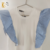 Blusa branca com Babados de azul claro com listras azuis.
