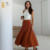 Conjunto com Saia Godê em Caramelo e Blusa Regata Off-White