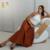Conjunto com Saia Godê em Caramelo e Blusa Regata Off-White na internet