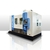 Centro de usinagem CNC Borui UMC1370 com estrutura robusta, painel de controle digital integrado e acabamento moderno em tons de branco e azul. Ideal para processos de alta precisão na indústria metalúrgica e automotiva.