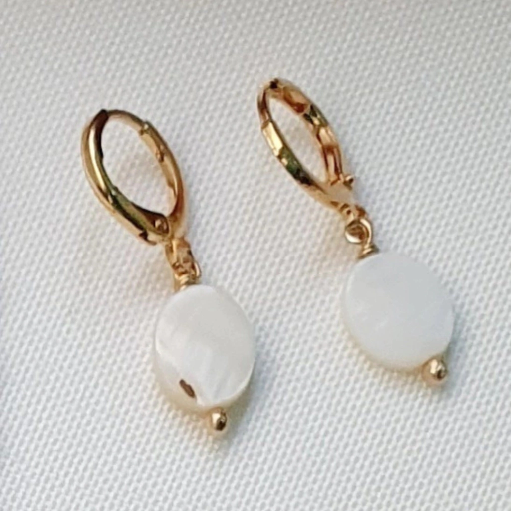 Brinco argola click com madreperola oval 10mm ,acabamento banhado em ouro 18k.