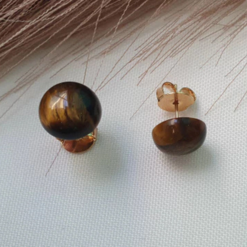 Brinco botão Sula com olho de tigre 10mm