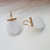 Brinco Fabiana, Base gancho com madreperola esfera 20mm.Banhado a ouro 18k. - comprar online