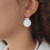 Brinco Fabiana, Base gancho com madreperola esfera 20mm.Banhado a ouro 18k. na internet