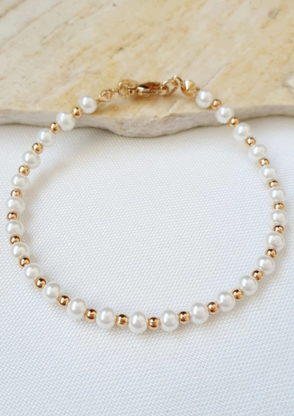 Pulseira Bruna em pérola shell 4mm com madrepérola branca - 18cm