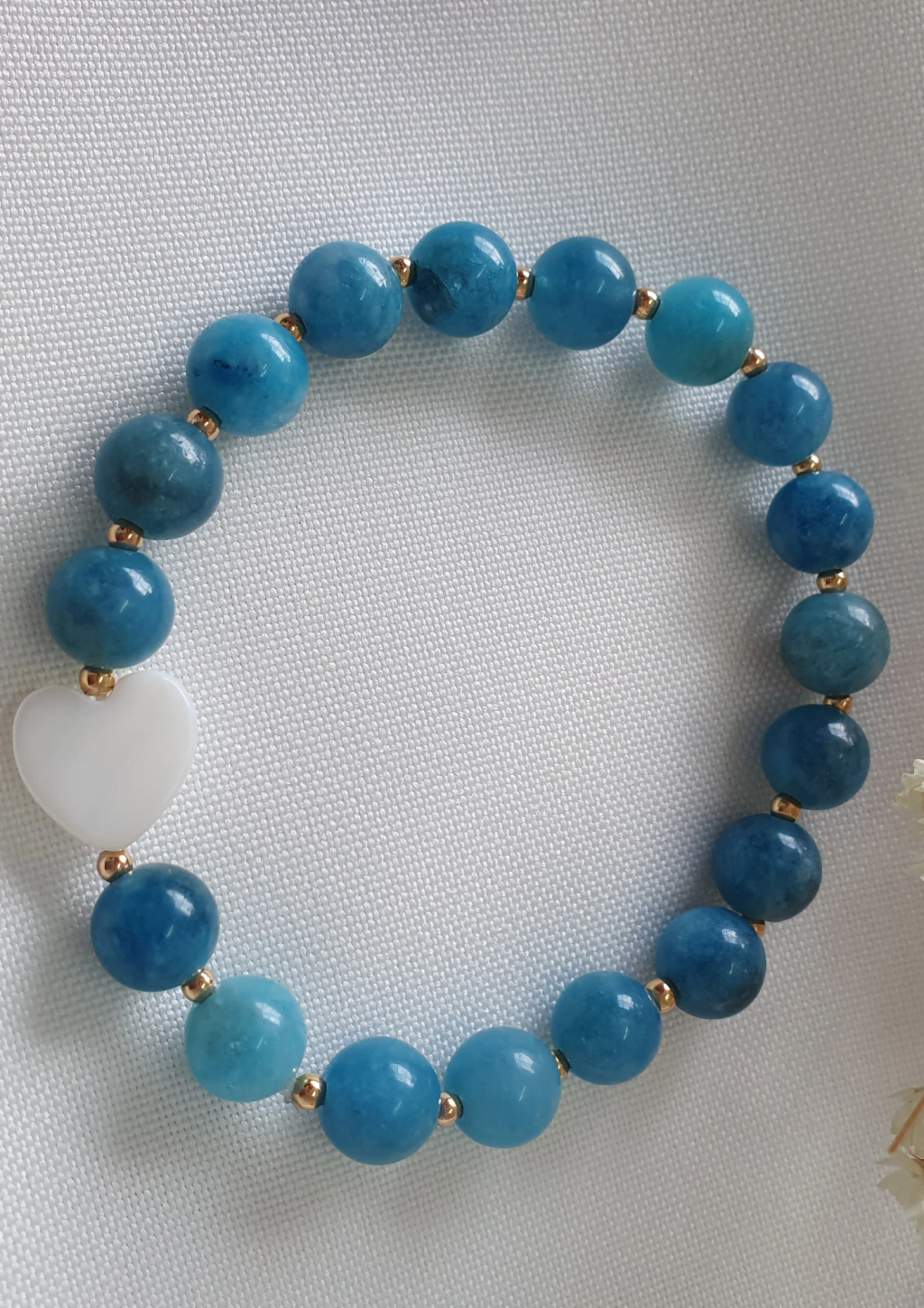 Pulseira pedra apatita com coração madrepérola 18cm