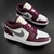 AIR JORDAN LOW VINHO BRANCO COM LOGO CINZA