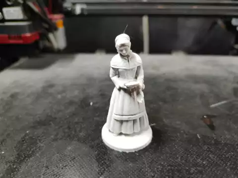 Miniatura Mujer época medieval escala 1/32 color blanco