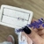 Brinco flor com pedra no meio