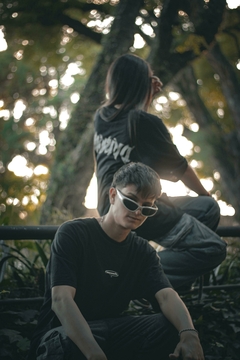 Remera oversize negra “Action” en internet
