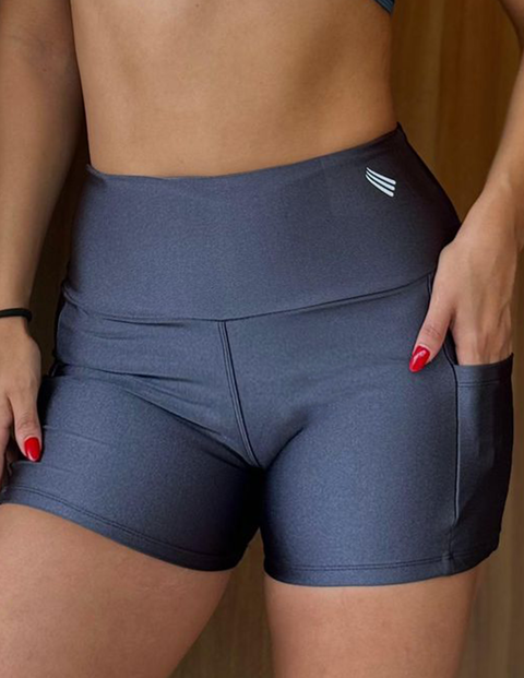 SHORT COM BOLSOS TRILOBAL CINZA CARBOX
