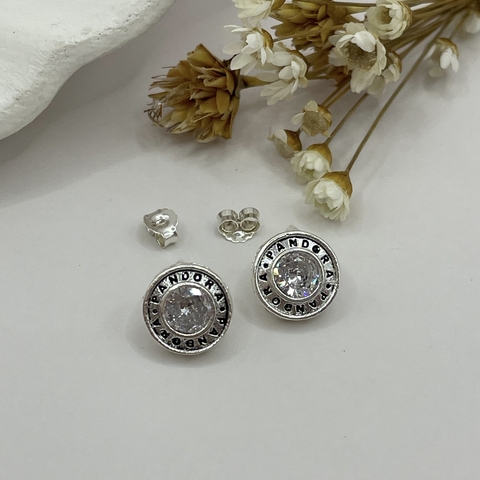 Brinco redondo com escrita