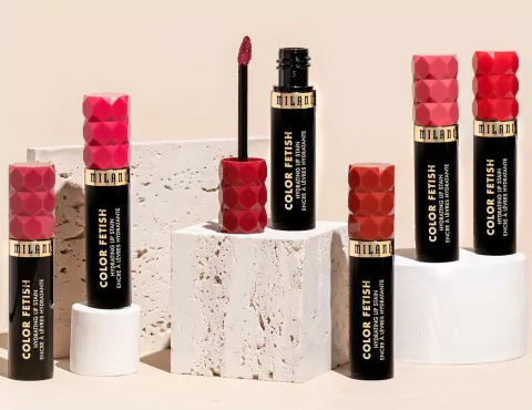 Variados tonos de labiales líquidos "Color Fetish" de Milani sobre bases geométricas claras.