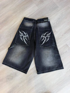 BERMUDA JEAN NEVADA BIGOTES BORDADO ATRAS
