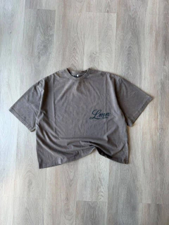 REMERA BRAND BOXY - deltastreet