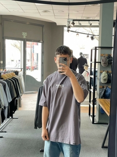 REMERA STUDIOS GRIS LEMAN