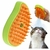 Cepillo a vapor para mascotas con puntas naranjas y mango verde, mostrado junto a un gato que disfruta del cepillado.