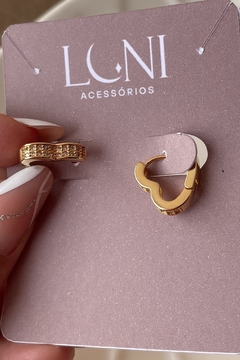 Argola Click Coração Cravejada em semijoia banhada à ouro - comprar online