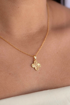 COLAR COM PINGENTE DE TREVO NO OURO