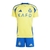 Kit infantil Al-Nassr 24/25 da Adidas, com camisa amarela e azul e calções azuis.