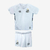 Conjunto de futebol infantil do Santos, composto por camisa branca e shorts brancos, com o logo da Umbro e do Santos FC.