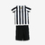 Kit infantil de futebol Santos II, com camiseta listrada em preto e branco e short preto, tamanho 24/25, da Umbro.