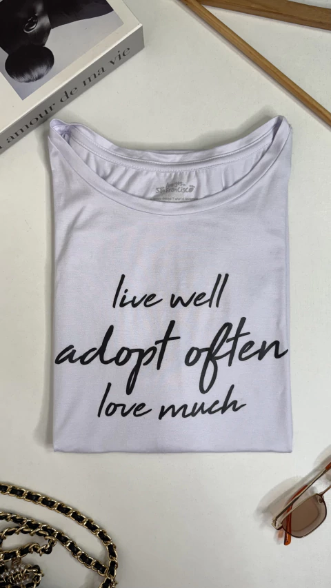 Camiseta “Live Well, Adopt Often, Love Much” - ONG Amigos de São Francisco - loja online