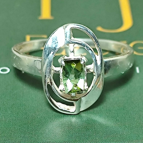 Anel com pedra natural turmalina verde