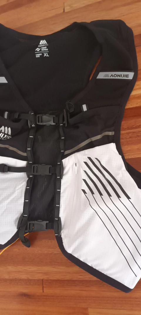 Chaleco Running 10 L C9116- BLanco y negro- Aonijie - comprar online