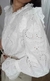 Camisa Berta en color blanco, con un diseño sencillo y elegante, ideal para un look casual o formal. Una prenda versátil que complementa cualquier guardarropa.
