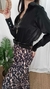 Camisa de lurex negra con cuello en V y detalle de doble botón en las mangas, vista en modelo.