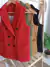 Chaleco DINAMARCA de paño en colores verde, rojo, marrón y negro, ideal para agregar sofisticación y calidez a tu atuendo.

