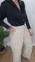 Pantalón Sastrero Sophie en colores camel, gris y marrón, diseñado para ofrecer elegancia y un ajuste perfecto en entornos profesionales.
