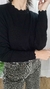 Sweater Matilda negro, combinando elegancia minimalista con confort duradero, ideal para un estilo versátil y sofisticado.
