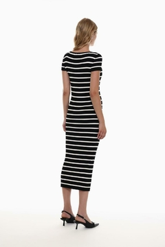 Vestido com decote em V e abertura - loja online