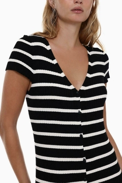 Vestido com decote em V e abertura na internet