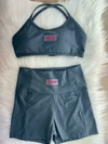 CONJUNTO NO POLIAMIDA, COM TOP TRANÇADO E ALÇAS REGULAVÉIS
