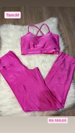 Conjunto canelado brilhante na internet