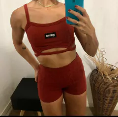 CONJUNTO TERRA , TOP COM RECORTES QUE VALORIZAM