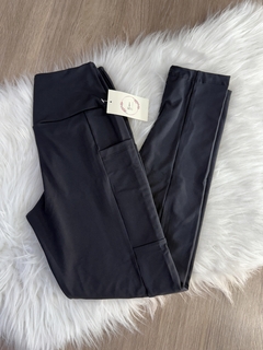 Calça com bolso lateral