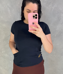 Camiseta com bolso no poliamida