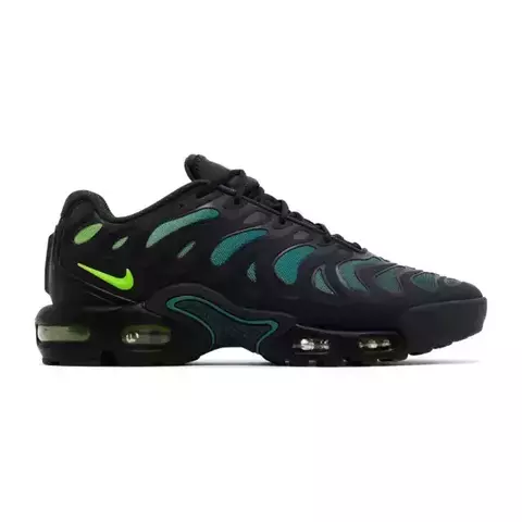 Tênis Nike Air Max Plus Drift na cor preta com detalhes em verde.