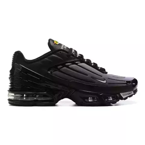 Tênis Nike Air Max TN Plus III na cor cinza lobo, mostrando seu design moderno e solado com tecnologia de amortecimento.