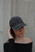 Gorra gris gastada