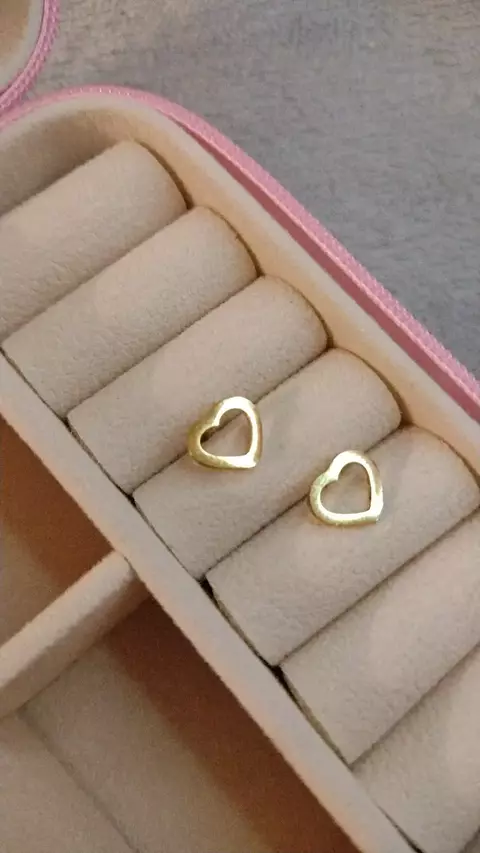 Brinco Coração Vazado Dourado