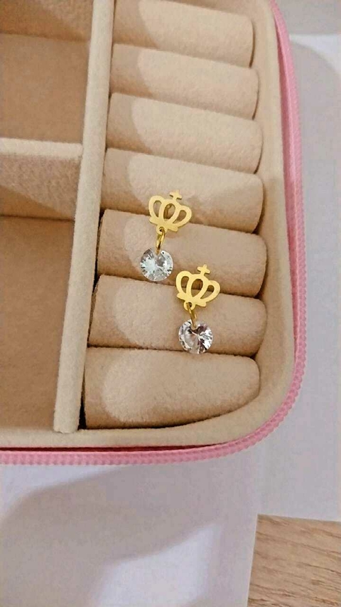 Brinco pequeno coroa zircônia Dourado