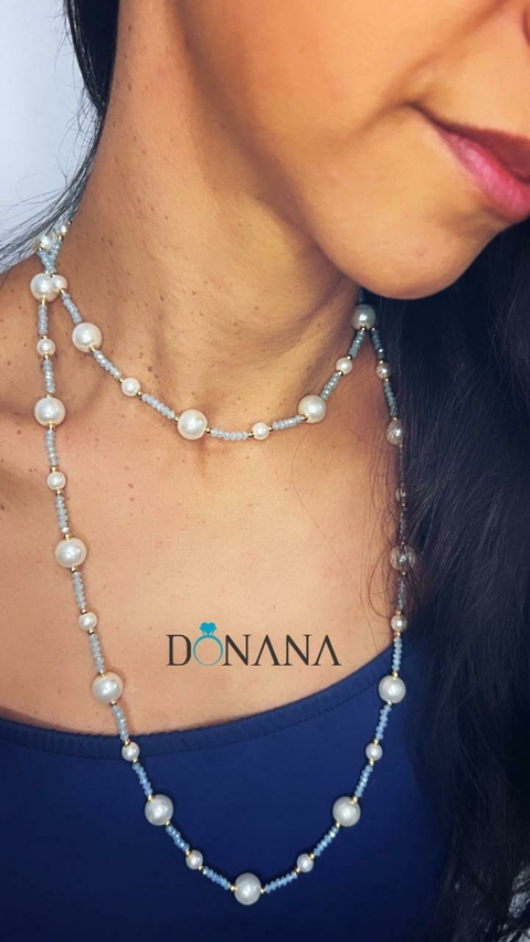 Colar Pérolas e Miçangas Azuis Brilhantes e Mini Esferas Douradas 2 Voltas