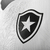 Detalhe do escudo do Botafogo na camisa branca III 24/25 Torcedor Reebok Masculina.