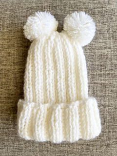 Gorrito pompones blanco