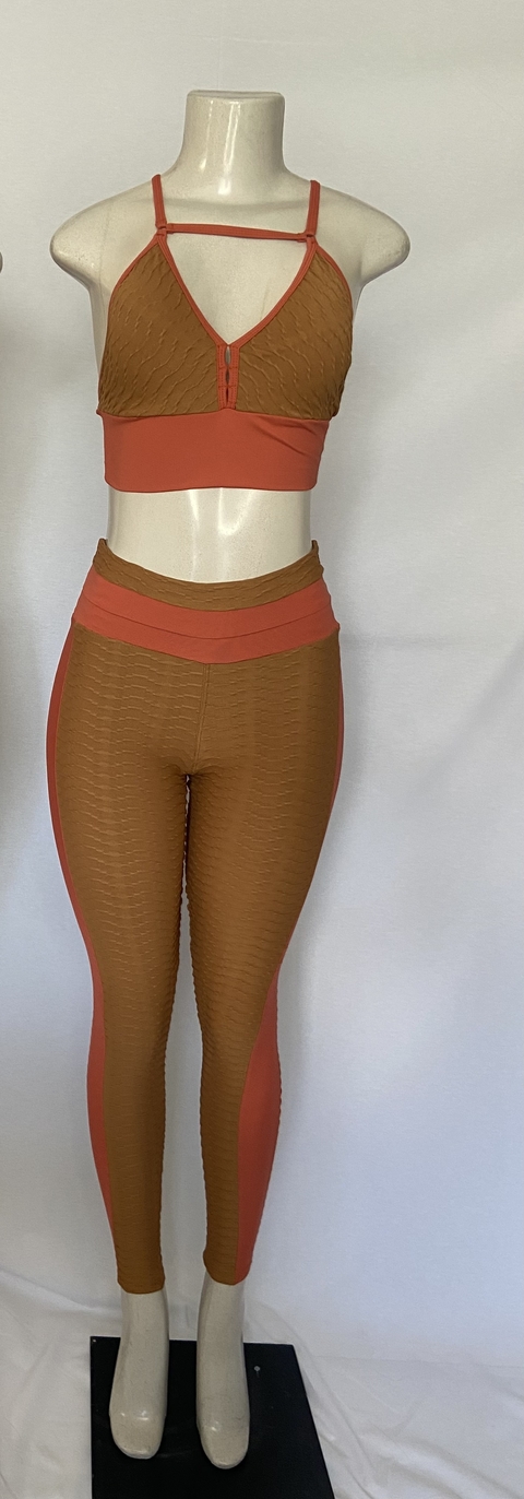 CONJUNTO DE CALÇA E TOP EM V